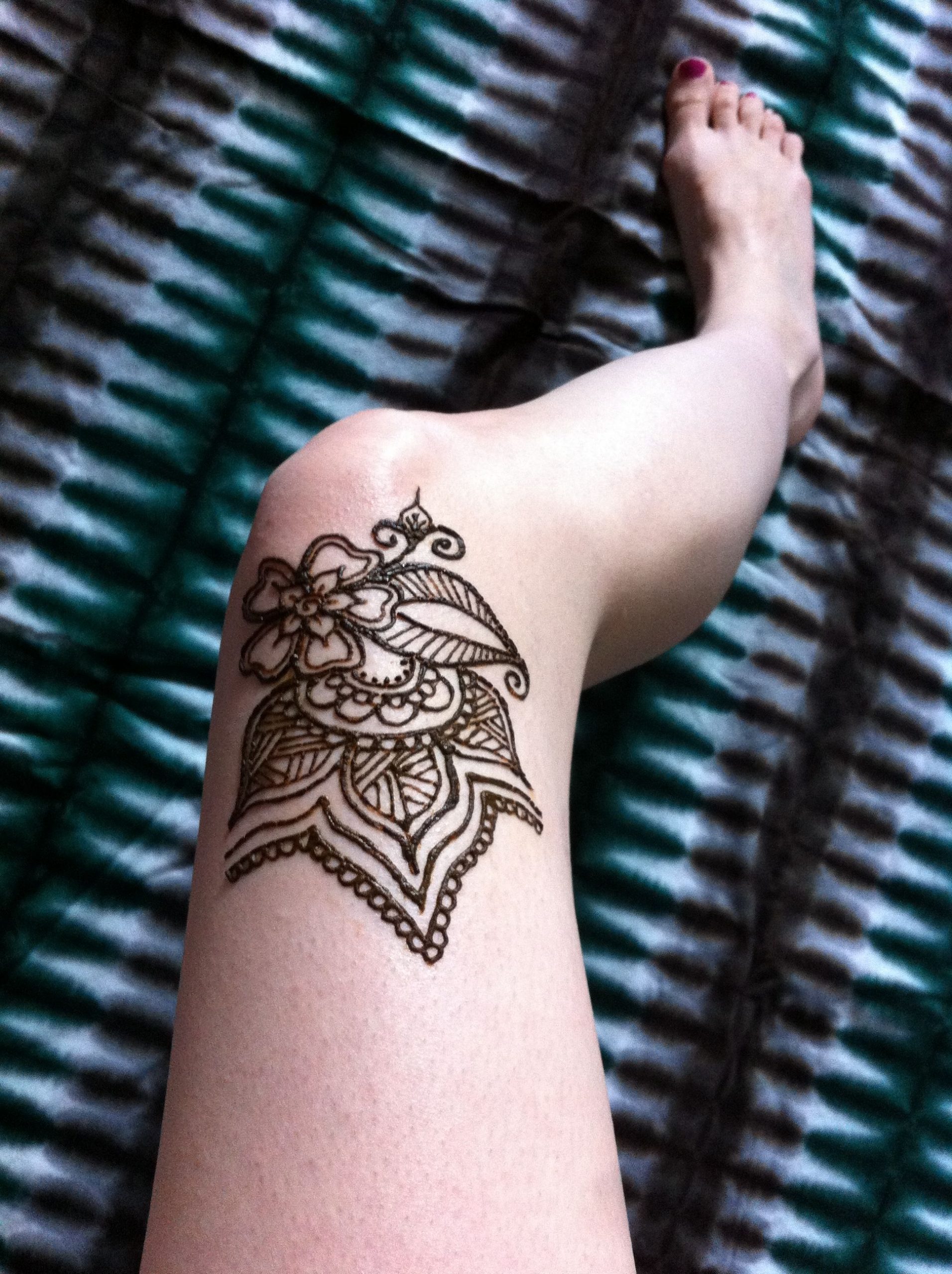 Henna Latest Knee-Focused Leg Tattoo design