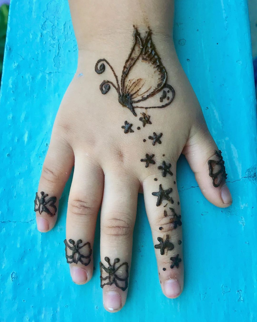 Unique mehndi designs for baby girl