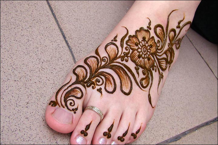 arabic foot finger mehndi design