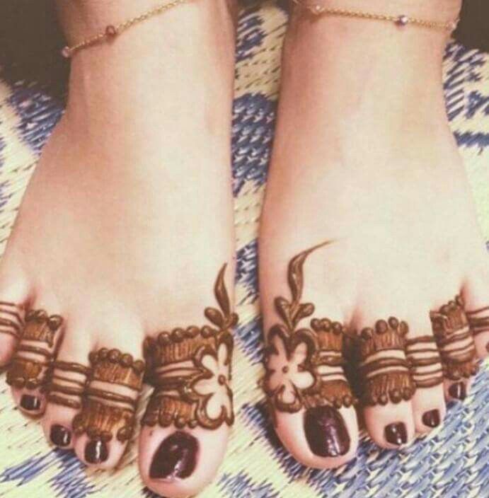 simple foot finger mehndi design